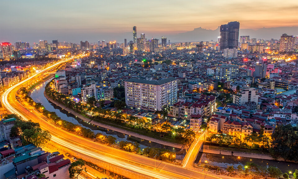 Flygfoto över Hanoi vid skymning.